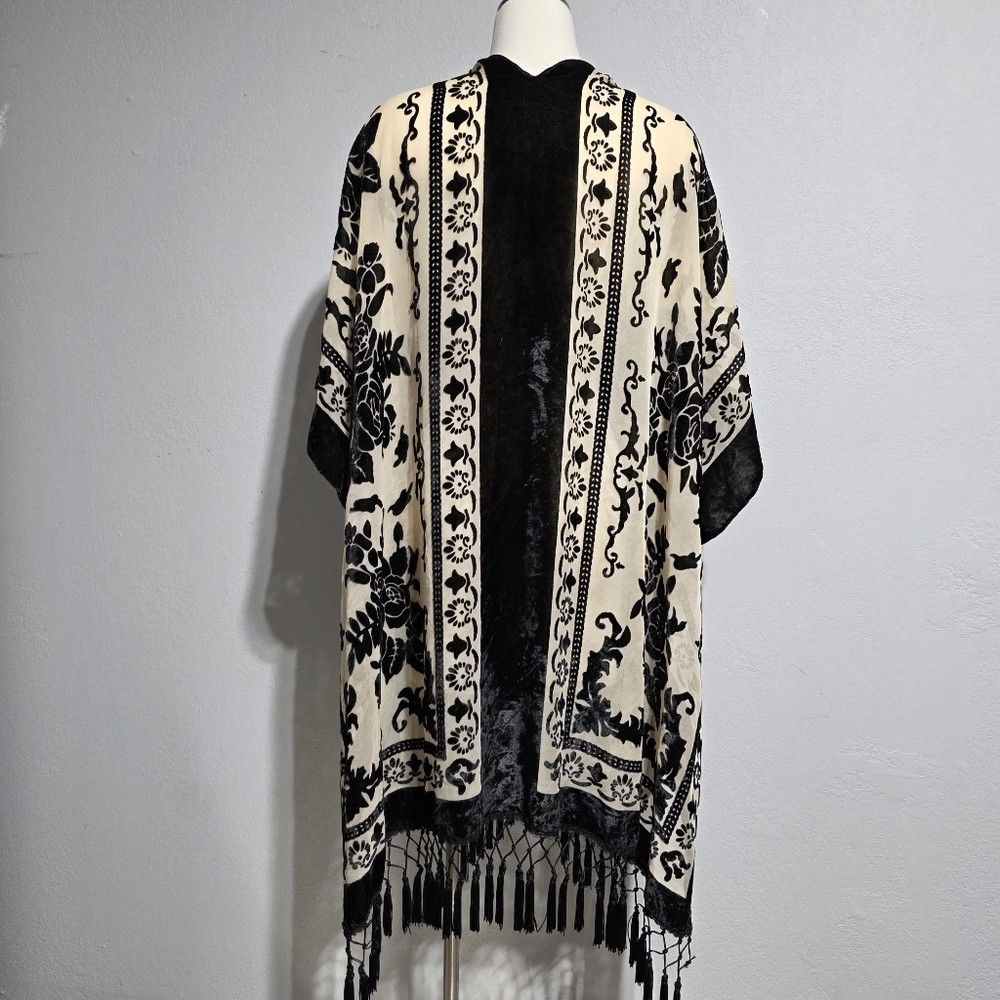 EUC BOUTIQUE IVORY & BLACK VELVET TAPESTRY TASSEL KIMONO SZ OS - Picture 12 of 15